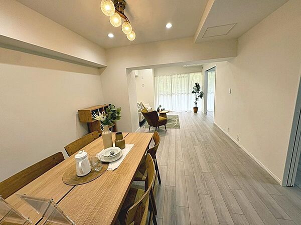 【リビング】大きな窓のあるリビングは、陽光あふれる明るい空間です！居心地良く、ご家族皆がゆったり寛げる憩いの空間となりそうです♪