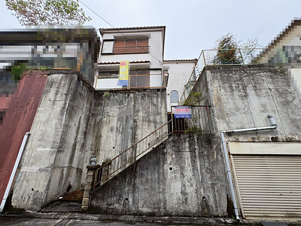 見晴らしのいい高台住宅です。現地見学当日から承っております♪現地周辺の環境や、駅までの道のりなど周辺環境も合わせてご確認いただき、ぜひご検討ください！