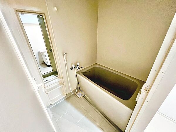 ゆったりとくつろげる綺麗な浴室ですよ！時間短縮でシャワーだけの方も多いですが、一日の疲れを癒すため湯船に浸かれば心身ともにリラックスできますね♪