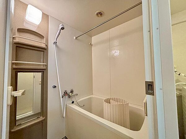 ゆったりとくつろげる綺麗な浴室ですよ！時間短縮でシャワーだけの方も多いですが、一日の疲れを癒すため湯船に浸かれば心身ともにリラックスできますね♪