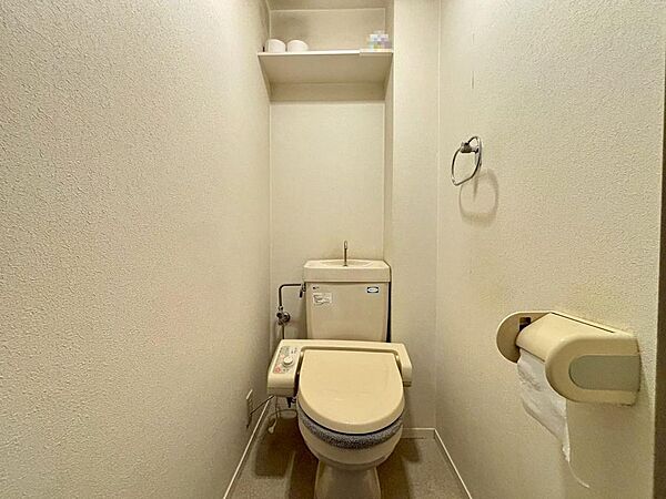 寒い日は特に助かる温水洗浄便座付きトイレです！棚がございますので、トイレットペーパーなどの置き場所に困らないですね♪