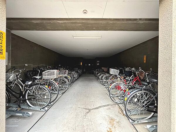 【駐輪場】屋根ございますので、雨で自転車やバイクが濡れないのは、嬉しいポイントですね！