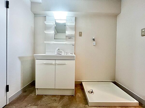 【洗面台新調】ゆとりのある洗面室ですよ！朝の身支度もスムーズにできますね！