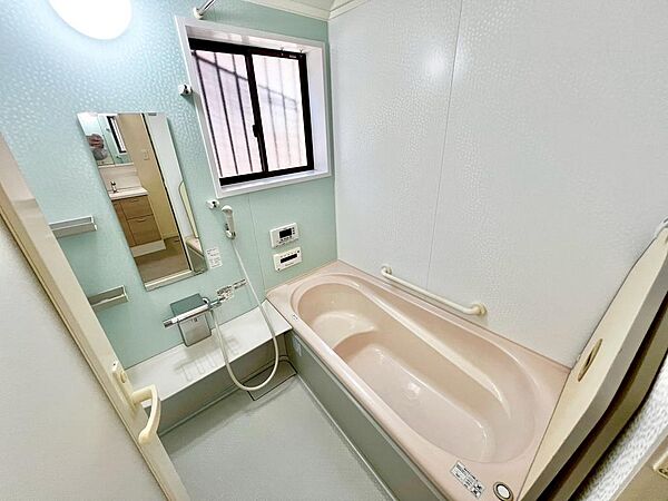 ゆったりとくつろげる綺麗な浴室ですよ！時間短縮でシャワーだけの方も多いですが、一日の疲れを癒すため湯船に浸かれば心身ともにリラックスできますね♪