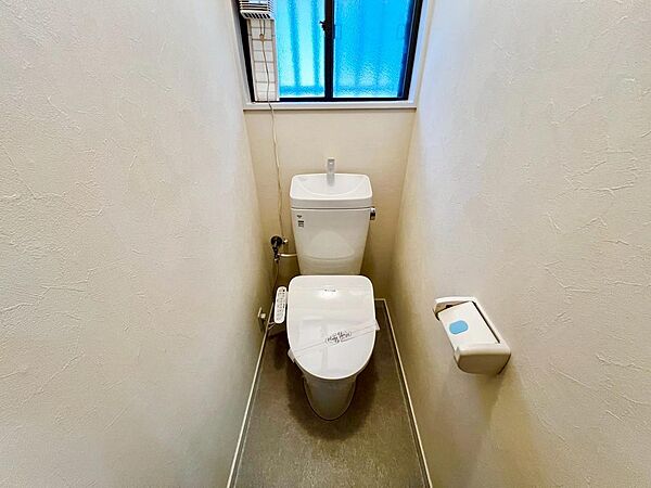 温水便座洗浄便座ですので、寒い日も温かい便座で安心して使用していただけますよ！