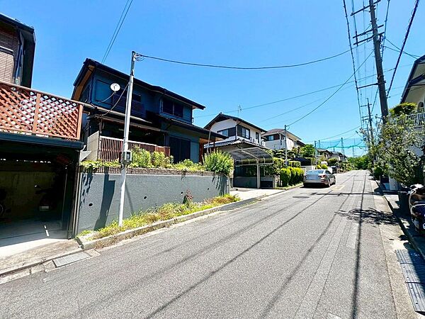 広々とした前面道路です！運転が苦手な方も安心ですね♪