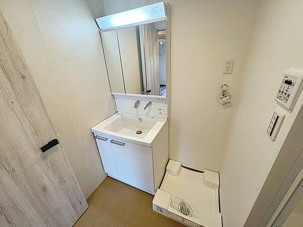 【洗面台新調】ゆとりのある洗面室ですよ！朝の身支度もスムーズにできますね！