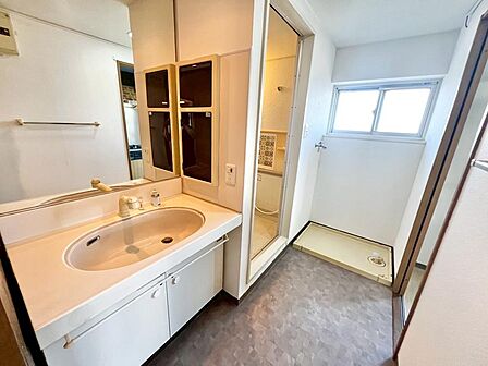 【シャワー付き洗面台新調】収納もあるため、整頓しやすいですね!洗面室へはキッチンからと廊下からの2方向から出入りできるので、家事の効率も上がりますね♪