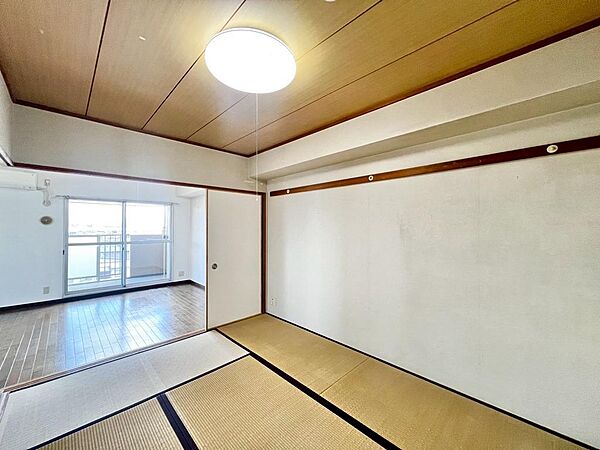 【和室】一息つく時の癒しの空間や客間にも使えますね♪リビングの横にあるので、お子様のお昼寝場所にも良いですね♪