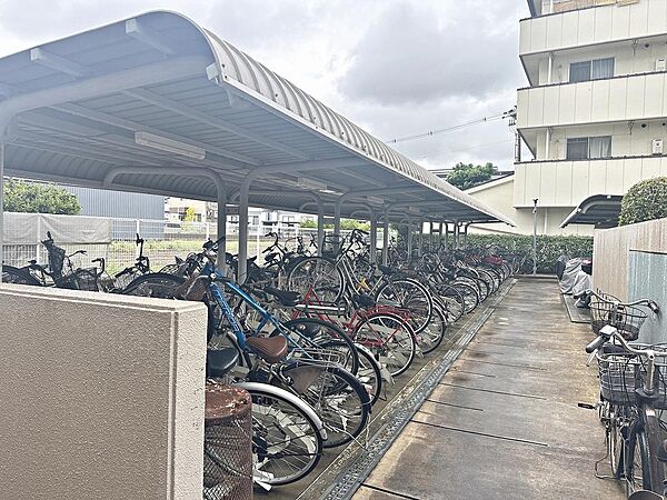 駐輪場に屋根があるので、雨の日に自転車が濡れにくく嬉しいですね！