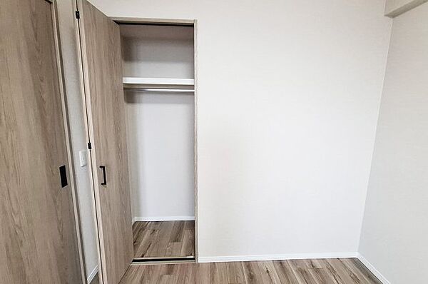 【クローゼット】お部屋を広く利用するために必須なクローゼットが全室付いています♪もちろんお荷物を収納されても良しの勝手の良いクローゼットは嬉しいですね♪