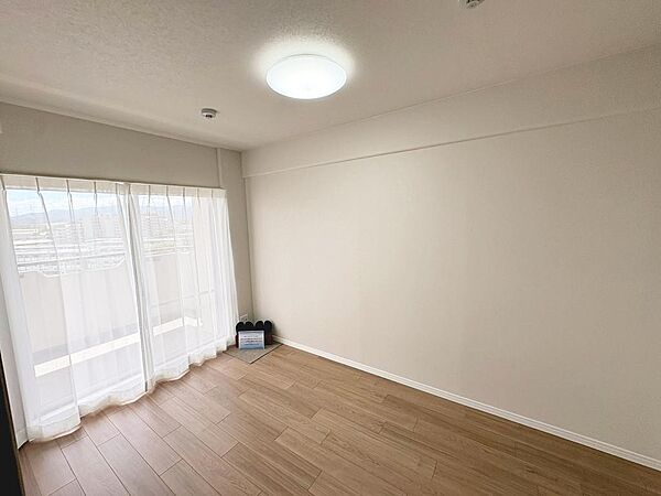 床材もリフォームしてますよ♪綺麗な室内をぜひ現地にてご体感下さい！