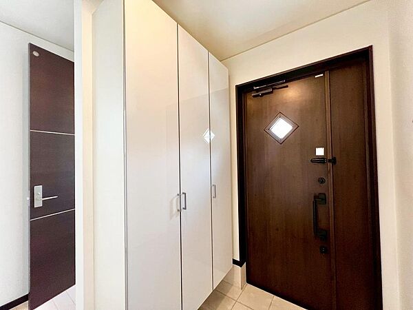 【玄関】ゆとりの玄関ですよ！シューズボックスございますので、散らかりがちな玄関も片付きますね