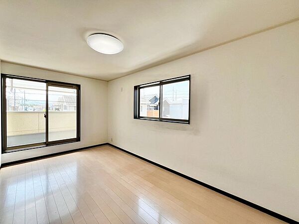 ゆとりのある約８．２帖の洋室あります！大型家具もレイアウト自在です♪個性溢れる住まいにして下さいね♪