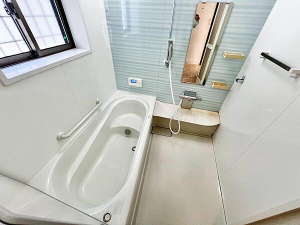 ゆったりとくつろげる綺麗な浴室ですよ！時間短縮でシャワーだけの方も多いですが、一日の疲れを癒すため湯船に浸かれば心身ともにリラックスできますね♪
