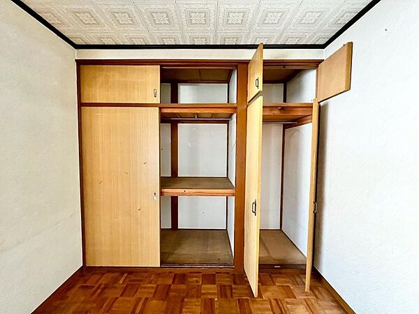 収納有りますので、収納場所に困らず綺麗な室内をたもてますね♪