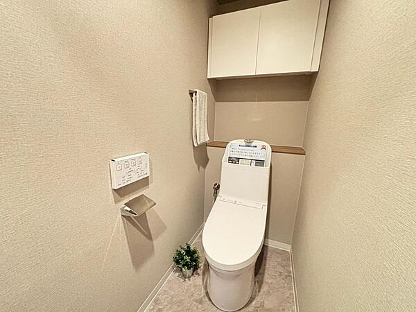 【トイレ新調】温水便座洗浄便座ですので、寒い日も温かい便座で安心して使用していただけますよ！