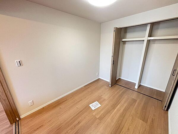 【クローゼットあります】お部屋を広く利用するために必須なクローゼットが各居室に付いています♪もちろんお荷物を収納されても良しの勝手の良いクローゼットは嬉しいですね♪