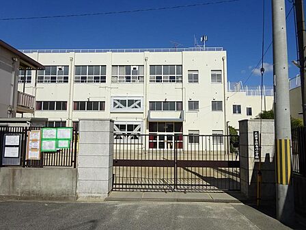大阪市立住吉川小学校まで徒歩９分