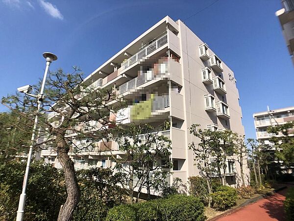 緑豊かな郊外の住宅です。遊歩道がありお子様も高齢者も安心の住居環境です。