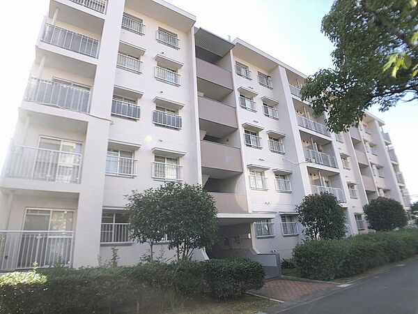 3方角部屋です。３面バルコニーがあり明るく風通しの良い居室です。