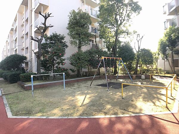 地域のお子様や高齢者の方々の憩いの公園もあり、生活に緑豊かな彩あります。