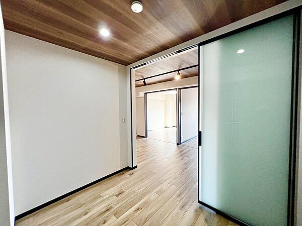 ウォークインクローゼットは室内を明るくおしゃれに演出するデザインガラスの建具を採用。