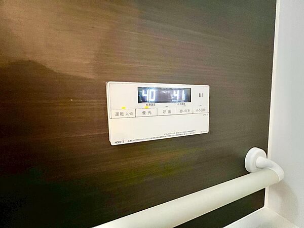 都市ガス利用の給湯器は自動お湯張り、追炊き機能付きです。キッチンからも操作で気便利です。
