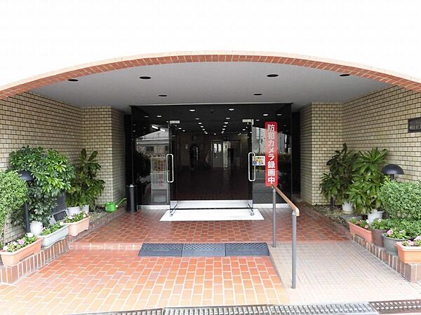 マンションエントランスはすっきり清潔に保たれています。バリアフリー対応のスロープもあり高齢者にも安心です。