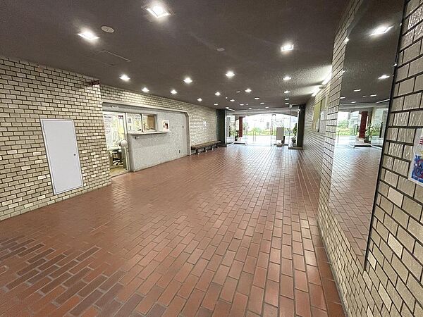 マンション１階エントランスは管理人室もありセキュリティー面も安心です。防犯カメラも設置されています。