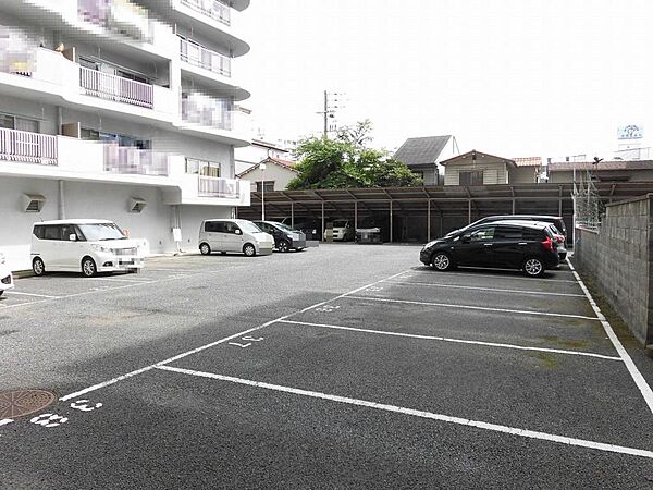 敷地内駐車場は自走式です。屋根付きの区画もございます。詳しくは担当にお問い合わせください。