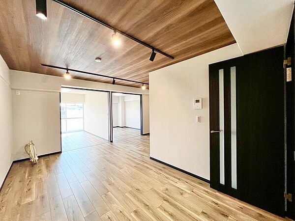 フローリング、クロス、天井、建具を一新したリフォームは2026年４月完成済みです。美しい仕上がりを是非ご覧ください。