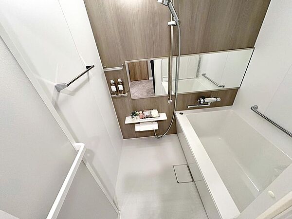 【ユニットバス新調】ゆったりとくつろげる綺麗な浴室ですよ！時間短縮でシャワーだけの方も多いですが、一日の疲れを癒すため湯船に浸かれば心身ともにリラックスできますね♪