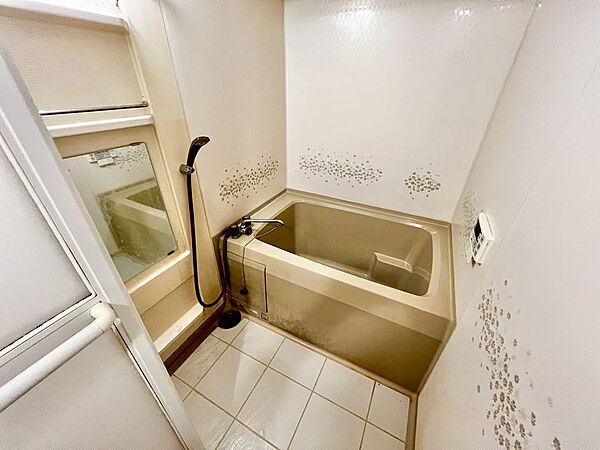 【ユニットバス新調】ゆったりとくつろげる綺麗な浴室ですよ！時間短縮でシャワーだけの方も多いですが、一日の疲れを癒すため湯船に浸かれば心身ともにリラックスできますね♪