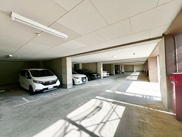 【駐車場】敷地内駐車場（月額：5500円～11000円）ございますよ！要確認！詳しくは担当までお問い合わせください！