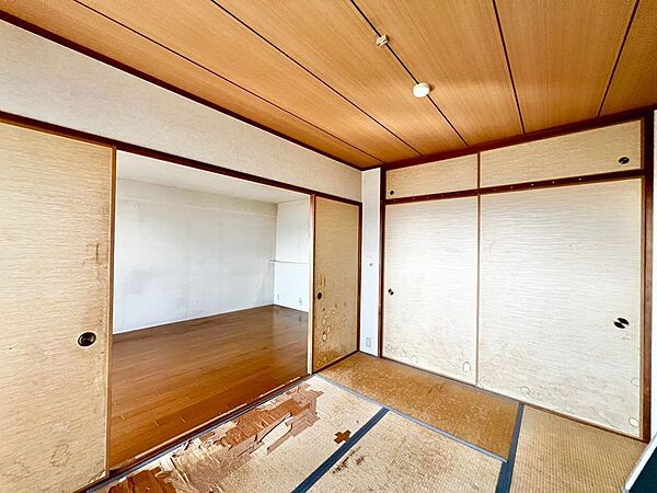 和室は洋室へリフォームします！リビングと繋げてさらに広く使っていただけますよ！親戚や友人が集まった時に便利ですね！