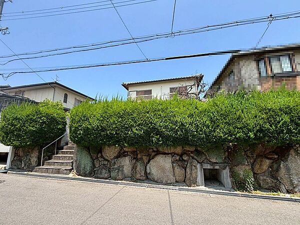 前面道路約６ｍ！広々運転の苦手な方も安心ですね！開放的な住まいでのびのび新生活をここではじめませんか♪