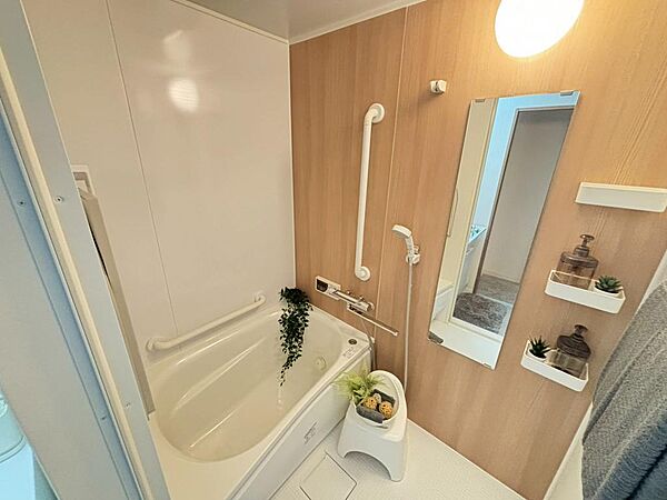 ゆったりとくつろげる綺麗な浴室ですよ！時間短縮でシャワーだけの方も多いですが、一日の疲れを癒すため湯船に浸かれば心身ともにリラックスできますね♪