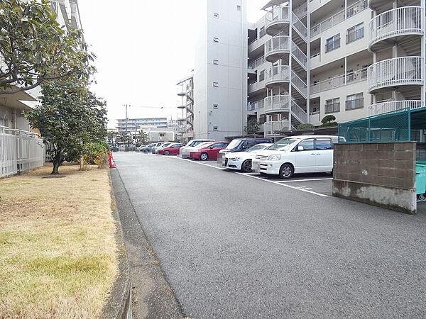【駐車場】敷地内駐車場ございますよ！空き状況確認必要です！詳しくは担当までお問い合わせください！