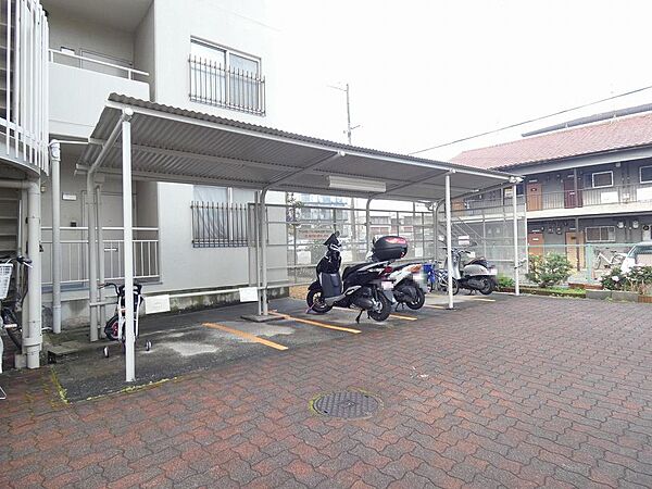 【駐輪場】屋根ございますので、雨で自転車が濡れないのは、嬉しいポイントですね！