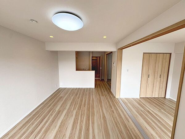 約１３．４帖のゆとりのあるリビングは家族の憩いの場になりますね！家族団欒をお楽しみください！