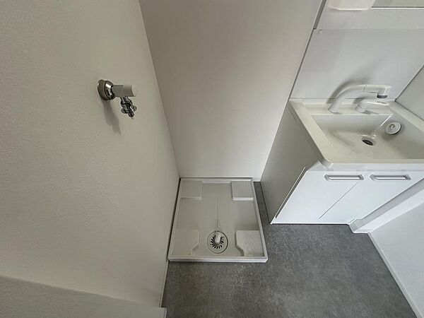 洗濯機置き場も室内にあり、洗面所に完備しています。物干しできるバルコニーへの動線もよく家事がはかどります。