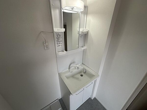 １階、２階２か所に洗面台があり混雑する朝もゆとりがあります。バルコニーにつながる洗面室は動線もよく、洗濯機置き場や衣類を収納できるパイプハンガーの設置もあり家事がはかどります。