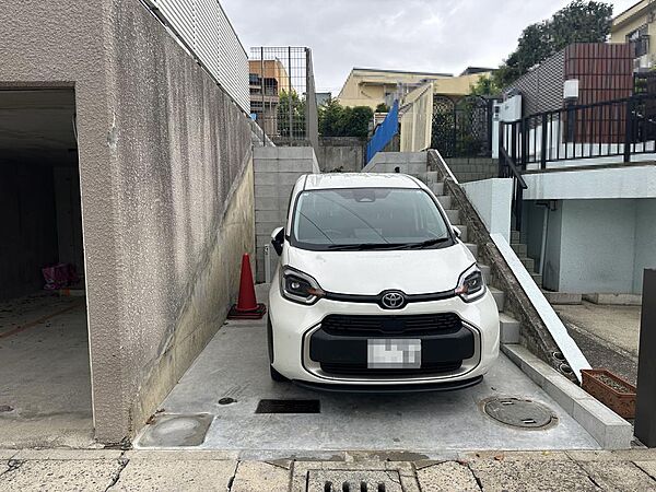 駐車場完備です。ハイルーフ車両も駐車可能です。現地ご案内いたします。サイズ感などお確かめください。