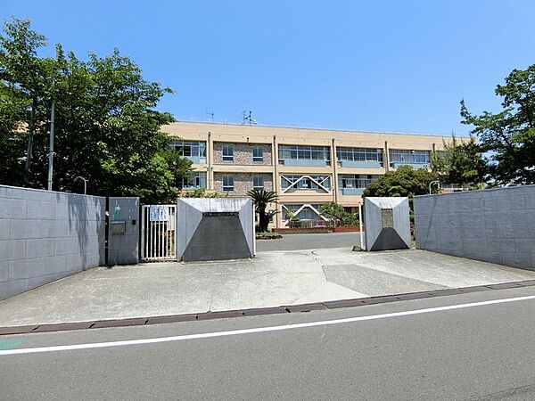 和泉市立鶴山台北小学校まで徒歩約2分です。