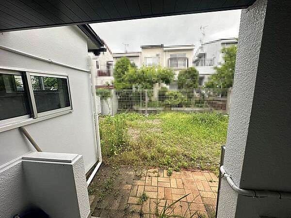 キッチンからお庭へとつながるタイル張りのテラスです。BBQをしたり、エクステリアをそろえてお庭でのティータイムも可能です。お庭のデザインも担当がご相談に応じます。※別途費用が発生します。