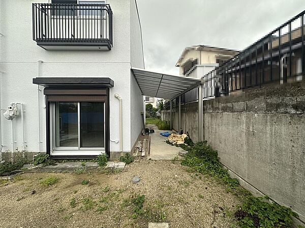 建物横にはルーフ付きのテラスエリアもあります。お洗濯にも、アトリエなど趣味の場所にも使えます。