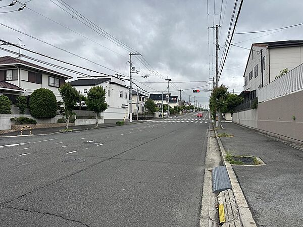 前面道路は広々の車歩道分離となっています。高台の住宅なので安心感もあります。
