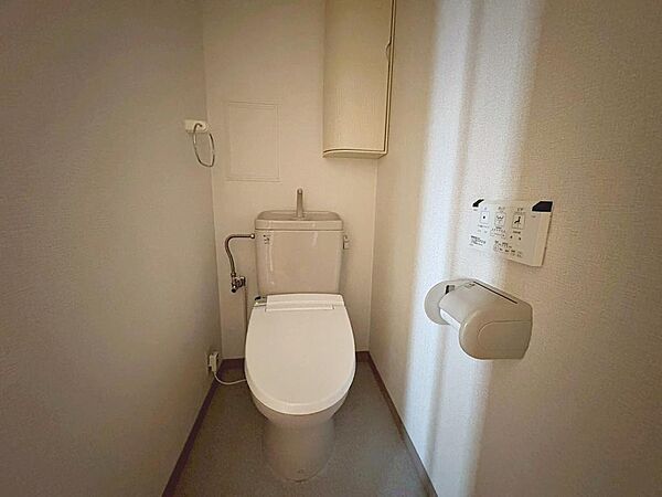 温水洗浄便座ですので、寒い日も温かい便座で安心して使用していただけますよ♪