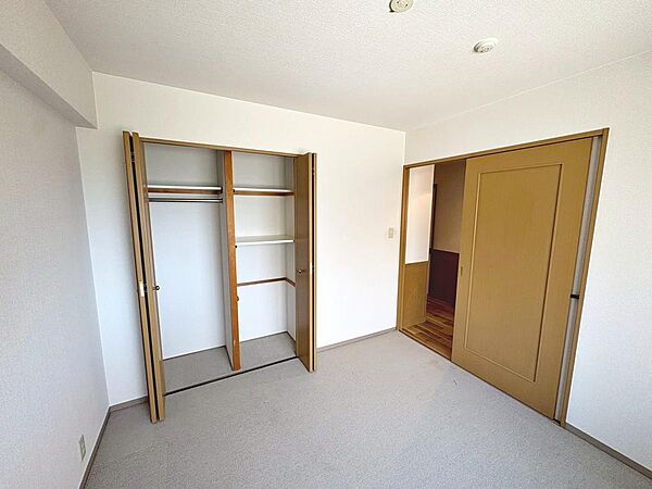 全居室収納有りますので、収納場所に困らず綺麗な室内をたもてますね！
